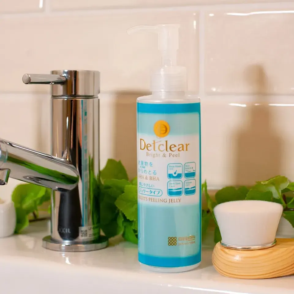 Tẩy da chết Detclear bright&peel của Nhật, Vàng